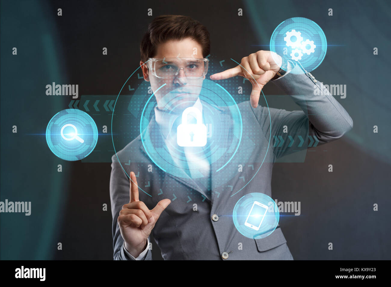 Protection des données Sécurité informatique Business Technology Privacy concept.Businessman appui bouton sur les écrans virtuels Banque D'Images