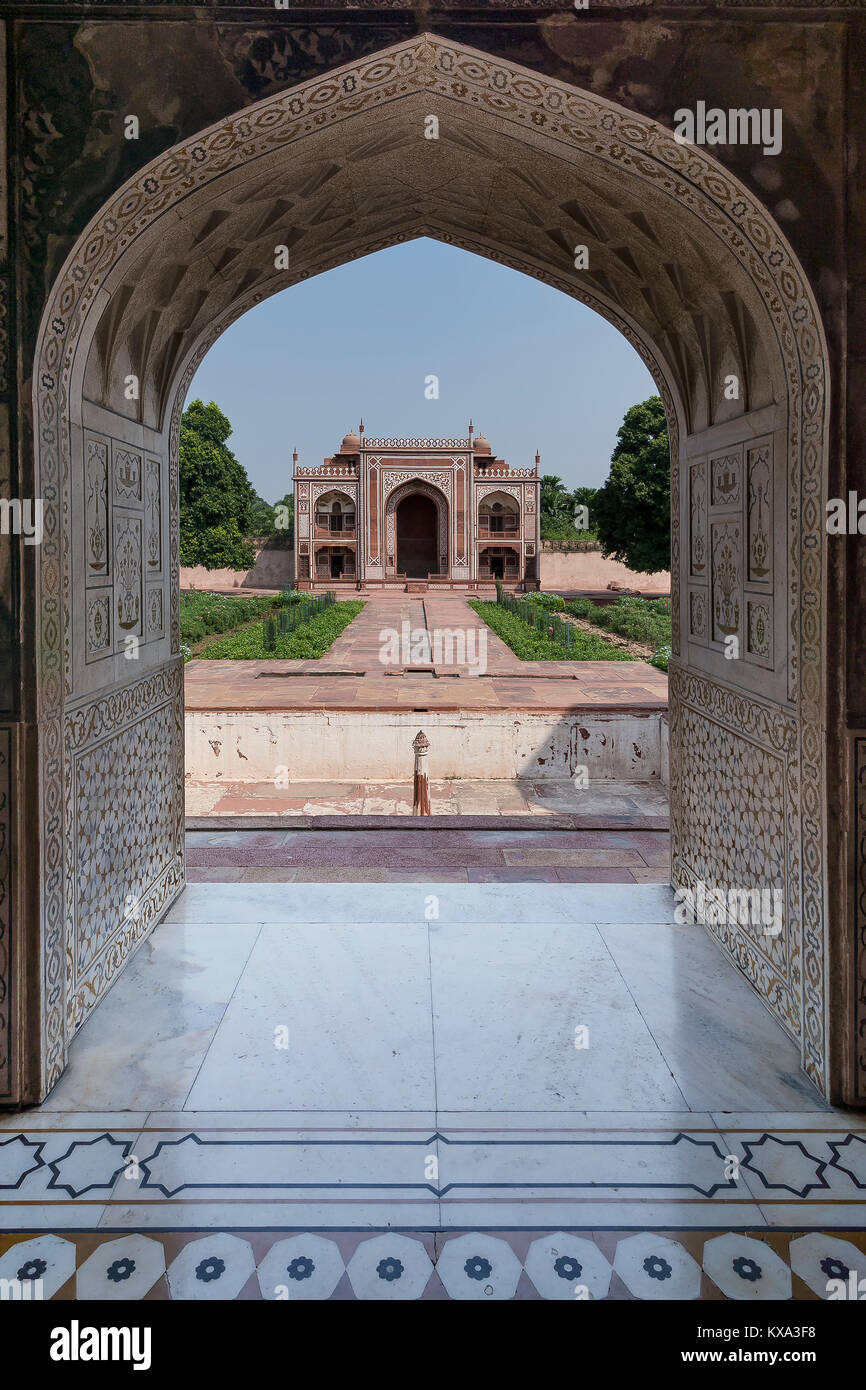 Tombe d'Itimad-ud-Daulah dans un cadre, Agra, Uttar Pradesh, Inde Banque D'Images