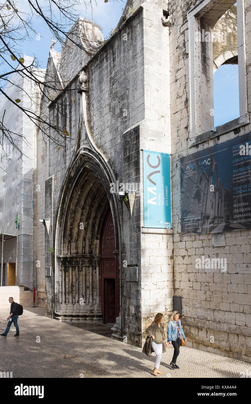 Entrée au musée archéologique du Carmo, qui est dans les ruines d'une église gothique à Lisbonne, Portugal Banque D'Images