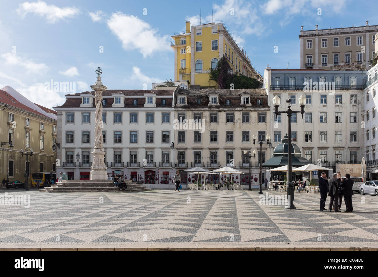 Praca Do Municipio ou Municipal Square à Lisbonne avec carreaux décoratifs et tall statue Banque D'Images