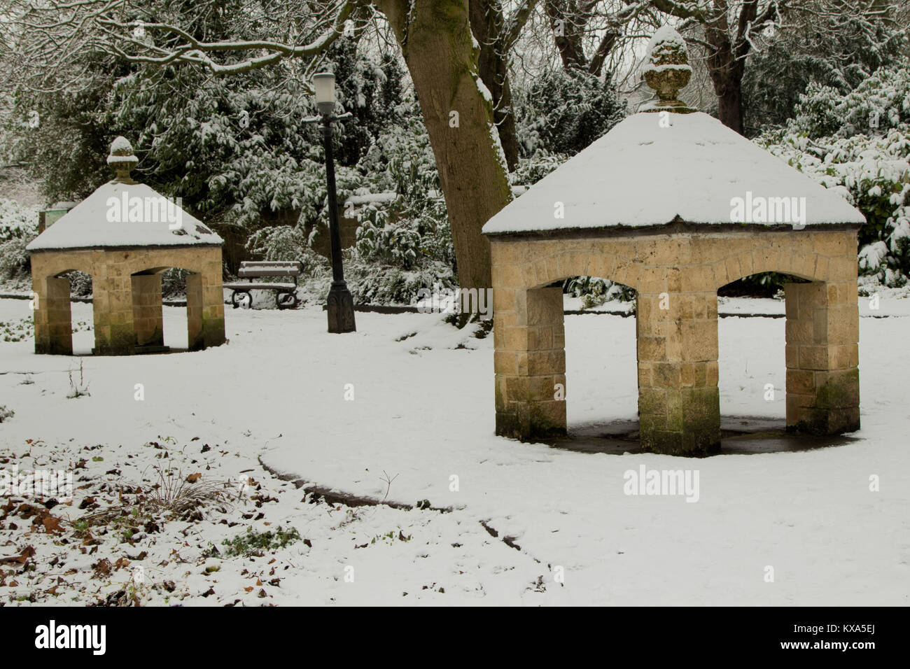 Sources Minérales à La Vallée des jardins sur un matin neigeux, Harrogate, North Yorkshire, Angleterre, Royaume-Uni. Banque D'Images
