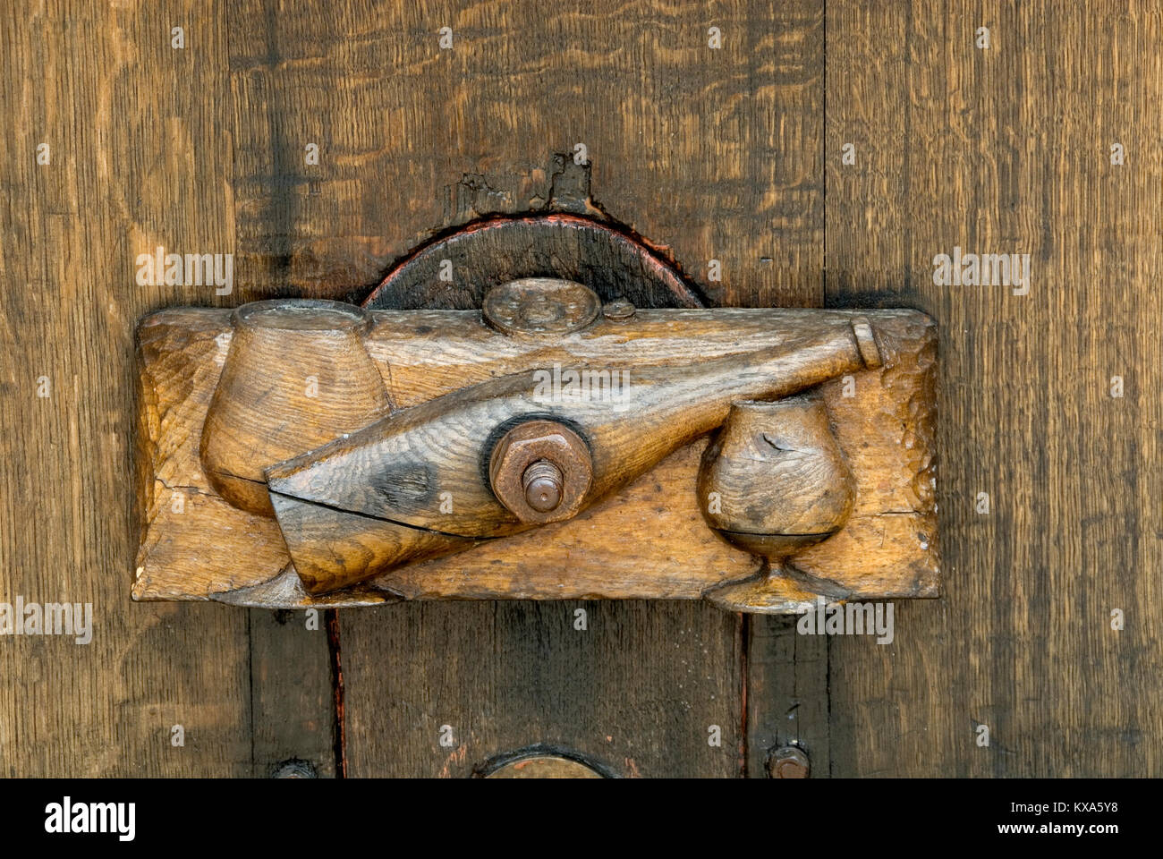 Appuyez sur le baril de vin rustique en bois sur le thème du vin en bois sculpté de la plaque de verre bouteille bung appuyez sur vieux vin canon Château de Pommard Côte d'Or Bourgogne France Banque D'Images