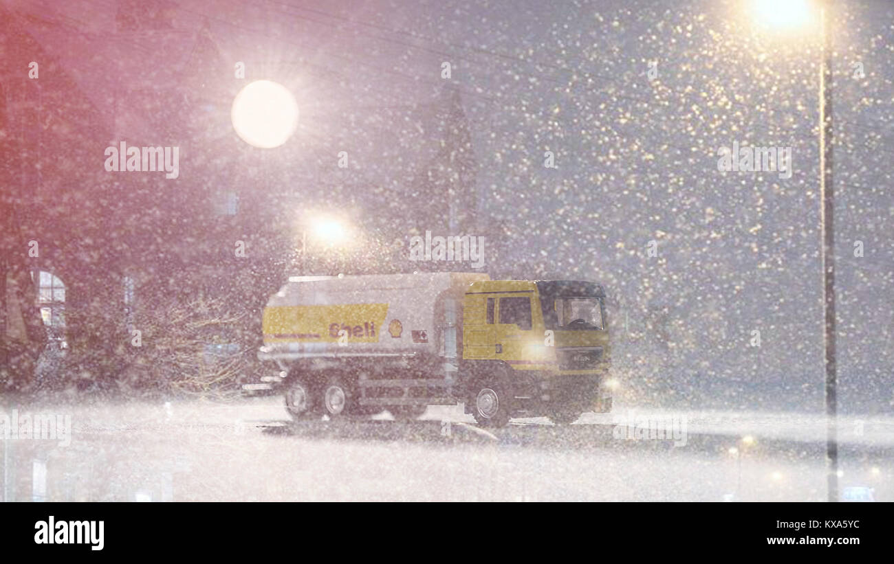 Le camion-citerne d'essence est tombé dans une tempête de neige Banque D'Images