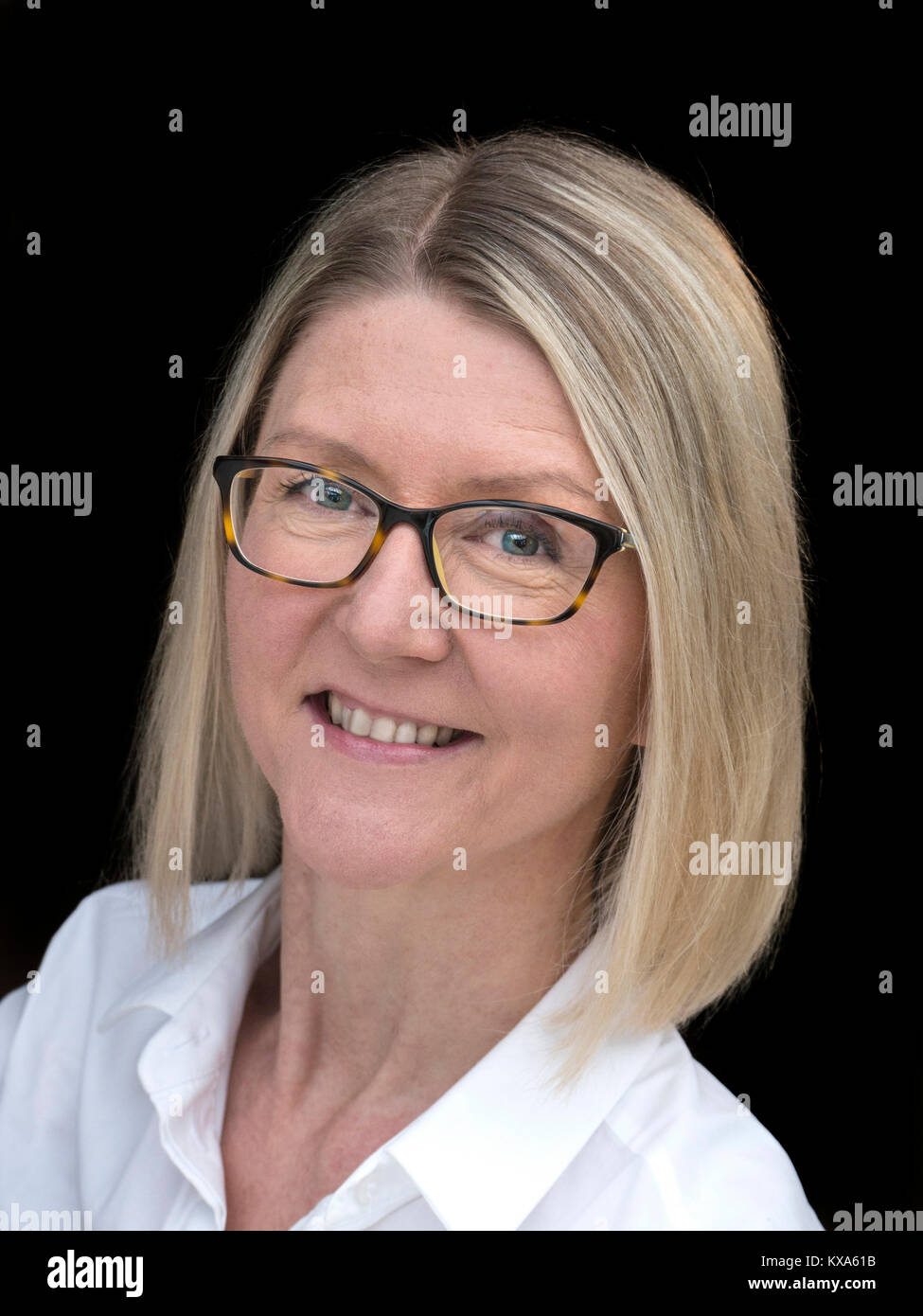 Femme blonde exécutif 40-45 ans confiant attrayant d'affaires exécutif réussie femme en blouse blanche haut portant des lunettes caméra en souriant Banque D'Images