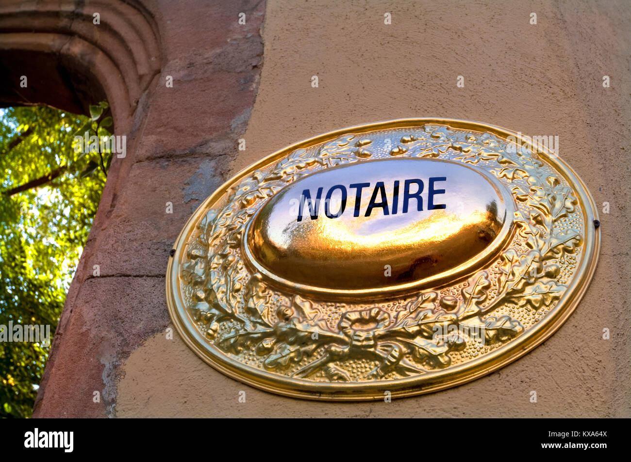 'Notaire' Notaire légaliser notarier bureau légal en France signe plaque en laiton, au coucher du soleil entrée imposante à l'office juridique Français France Banque D'Images
