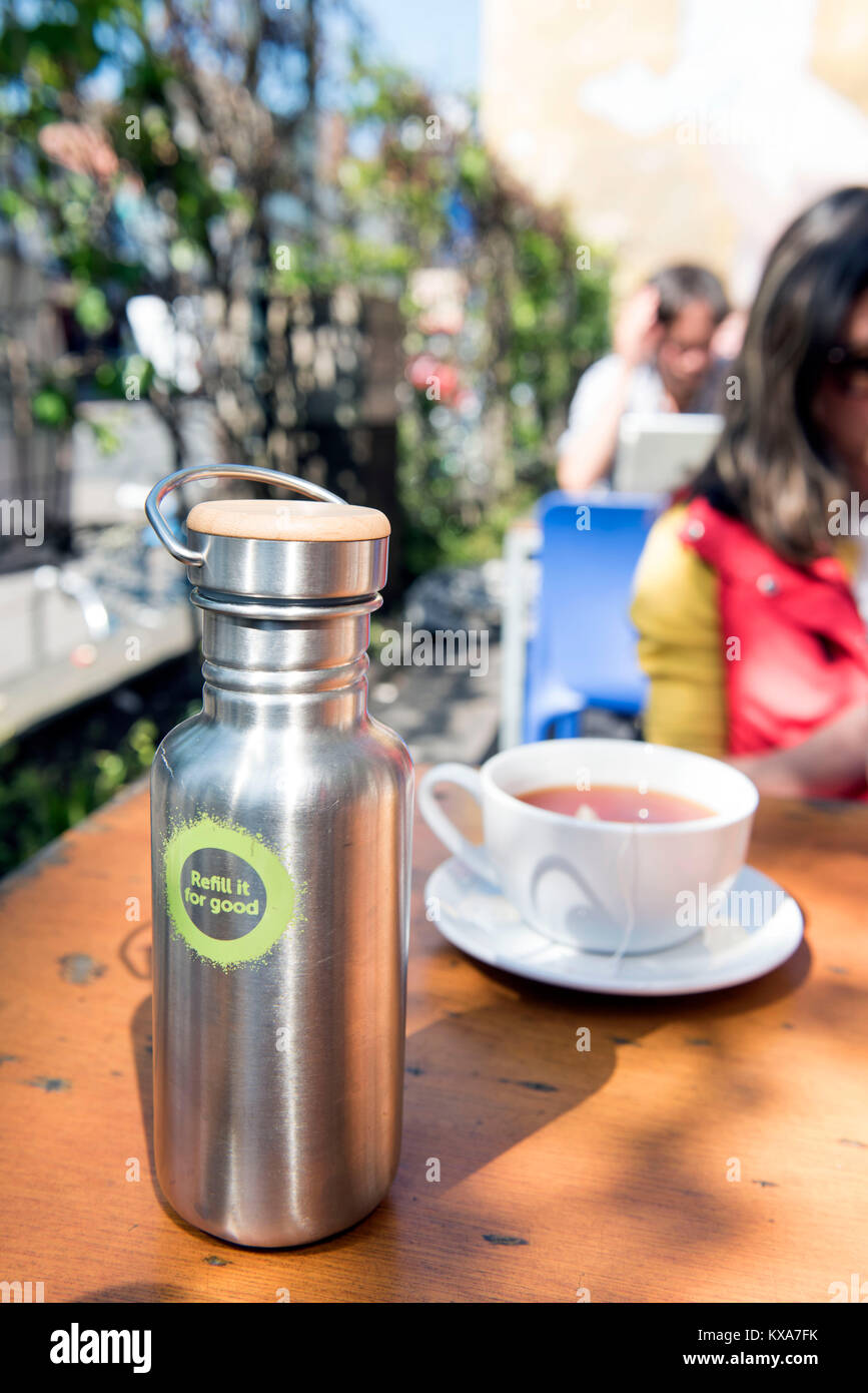 Re. "La Ville à la mer', une campagne pour se débarrasser des déchets de bouteilles en plastique de Bristol - une recharge à la cantine cafe à Stokes Croft UK Banque D'Images