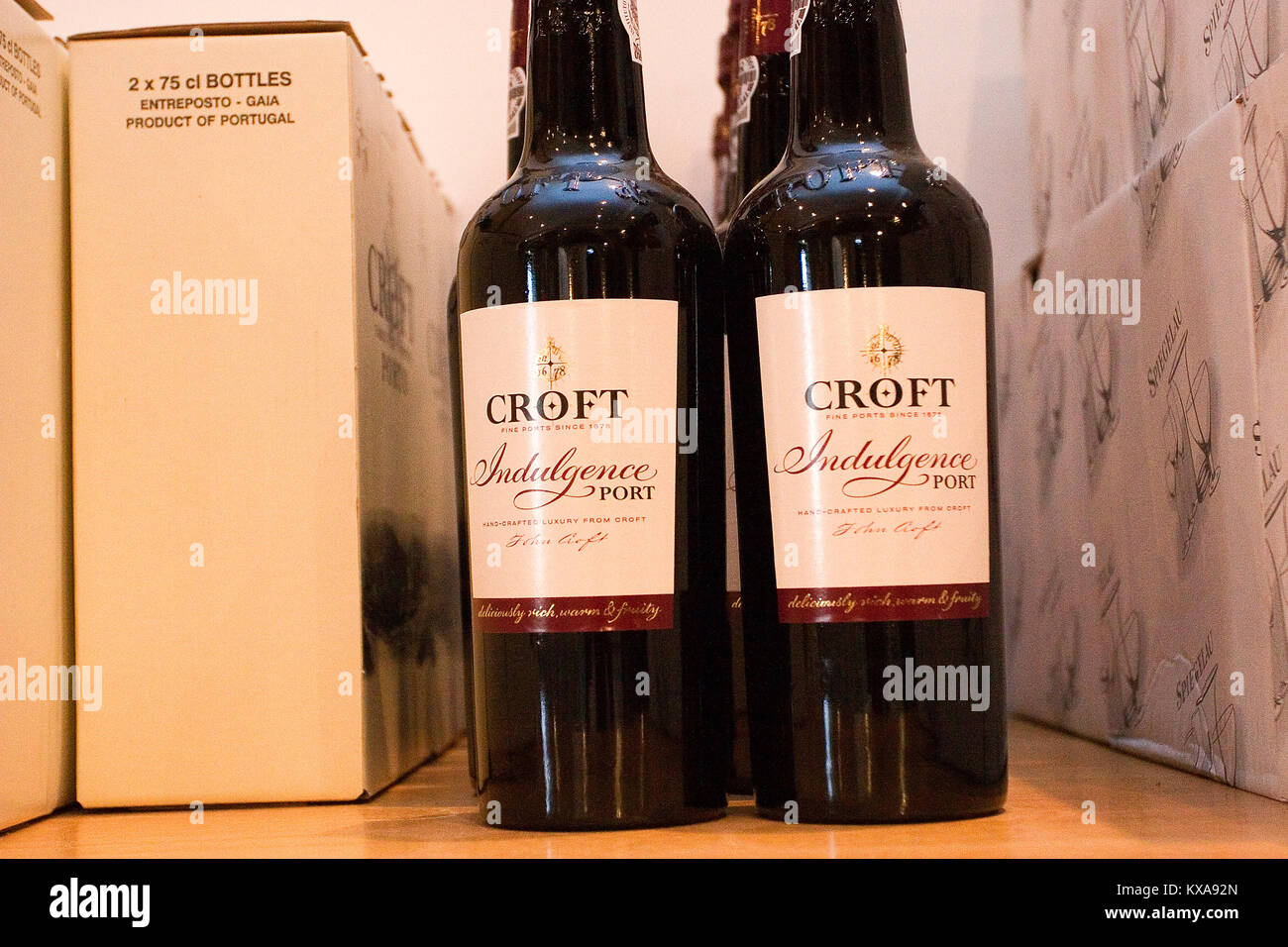 Porto Croft Port Wine Cellar Vue Pittoresque De L'Intérieur De La Table Et  Des Chaises De Tonneaux À Vin Photo Stock - Alamy