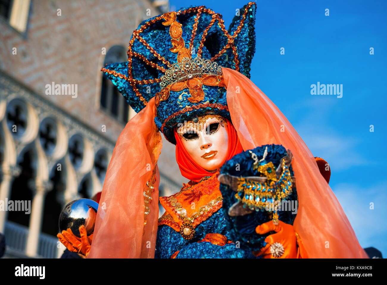 Masque de Carnaval de Venise avec boule et Palais des Doges à l'arrière-plan Banque D'Images