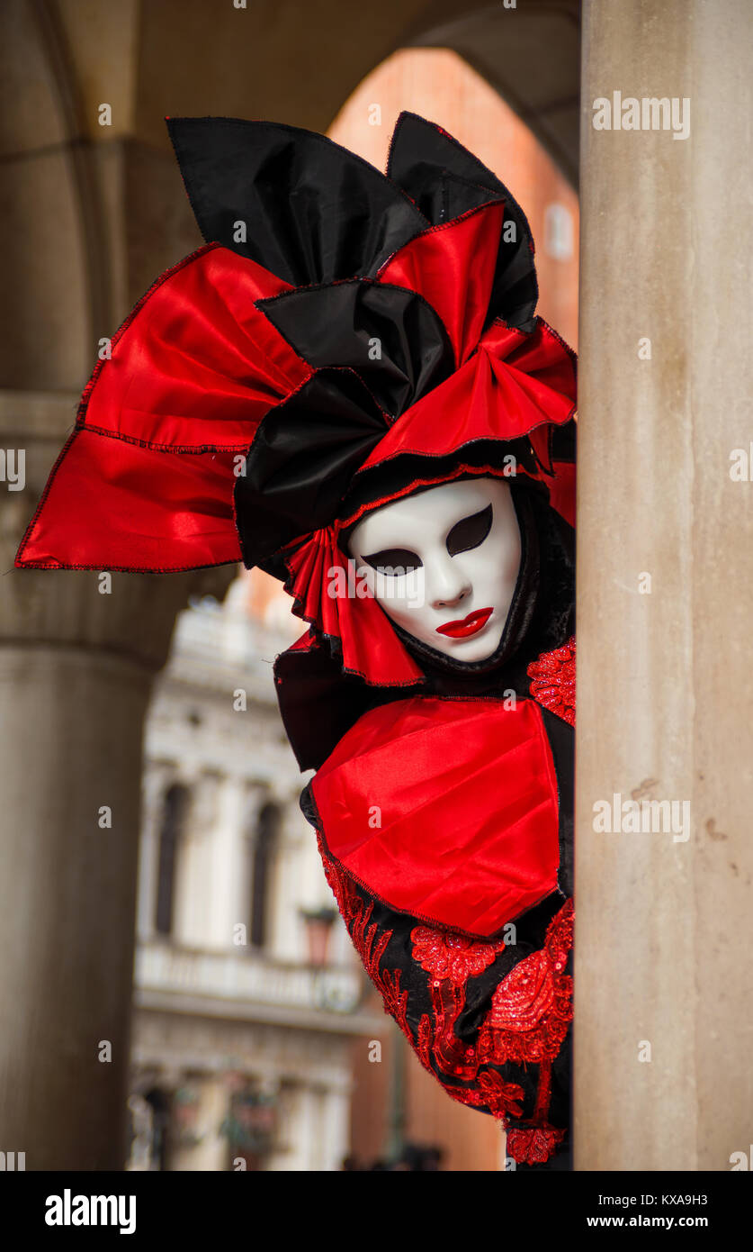 Masque de Carnaval de Venise Palais des Doges avec arch et la Place Saint Marc à l'arrière-plan Banque D'Images