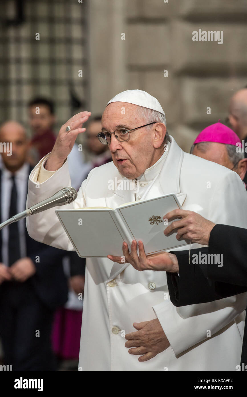 Une grande foule rassemblée sur la place Piazza di Spagna à Rome, en Italie, où le Pape François est arrivé (sur l'habituel Ford Focus bleu) juste avant 16h00 pour rendre hommage, comme le veut la tradition, à la statue de l'Immaculée Conception placée par Pie IX. Comprend : Le Pape François Où : Rome, Latium, Italie Quand : 08 Déc 2017 Crédit : IPA/WENN.com **Uniquement disponible pour publication au Royaume-Uni, USA, Allemagne, Autriche, Suisse** Banque D'Images