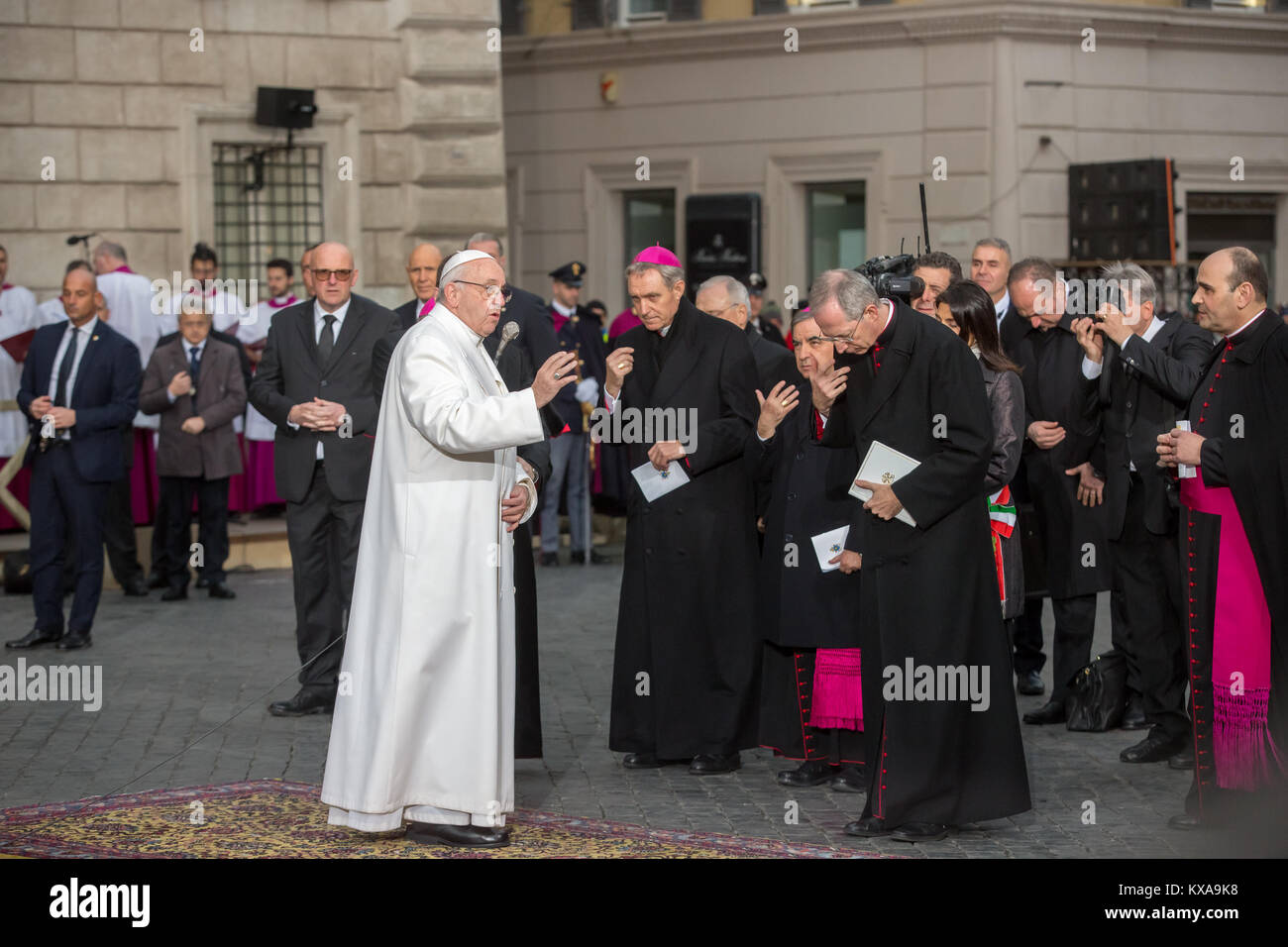 Une grande foule rassemblée sur la place Piazza di Spagna à Rome, en Italie, où le Pape François est arrivé (sur l'habituel Ford Focus bleu) juste avant 16h00 pour rendre hommage, comme le veut la tradition, à la statue de l'Immaculée Conception placée par Pie IX. Comprend : Le Pape François Où : Rome, Latium, Italie Quand : 08 Déc 2017 Crédit : IPA/WENN.com **Uniquement disponible pour publication au Royaume-Uni, USA, Allemagne, Autriche, Suisse** Banque D'Images