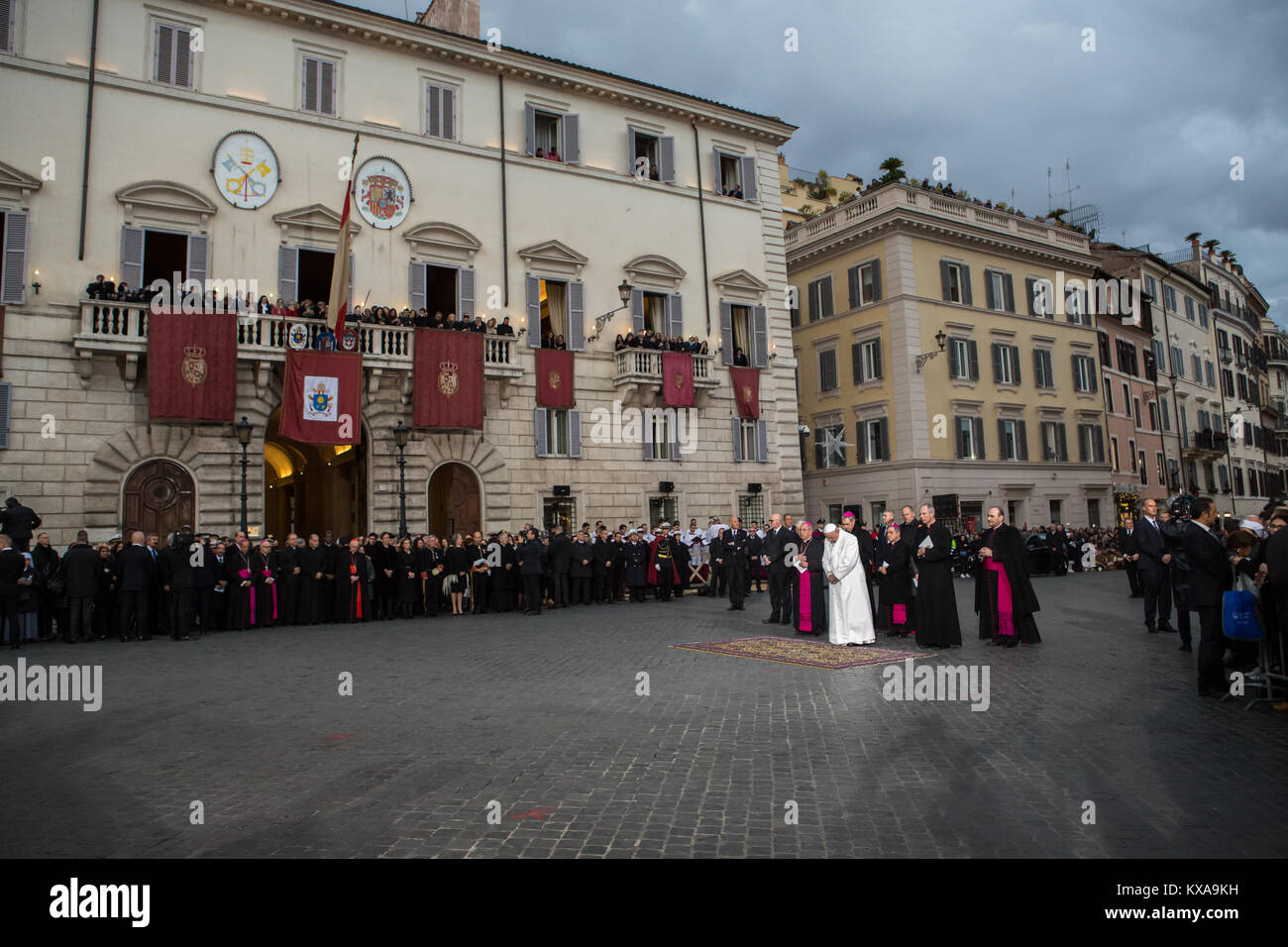 Une grande foule rassemblée sur la place Piazza di Spagna à Rome, en Italie, où le Pape François est arrivé (sur l'habituel Ford Focus bleu) juste avant 16h00 pour rendre hommage, comme le veut la tradition, à la statue de l'Immaculée Conception placée par Pie IX. Comprend : Le Pape François Où : Rome, Latium, Italie Quand : 08 Déc 2017 Crédit : IPA/WENN.com **Uniquement disponible pour publication au Royaume-Uni, USA, Allemagne, Autriche, Suisse** Banque D'Images