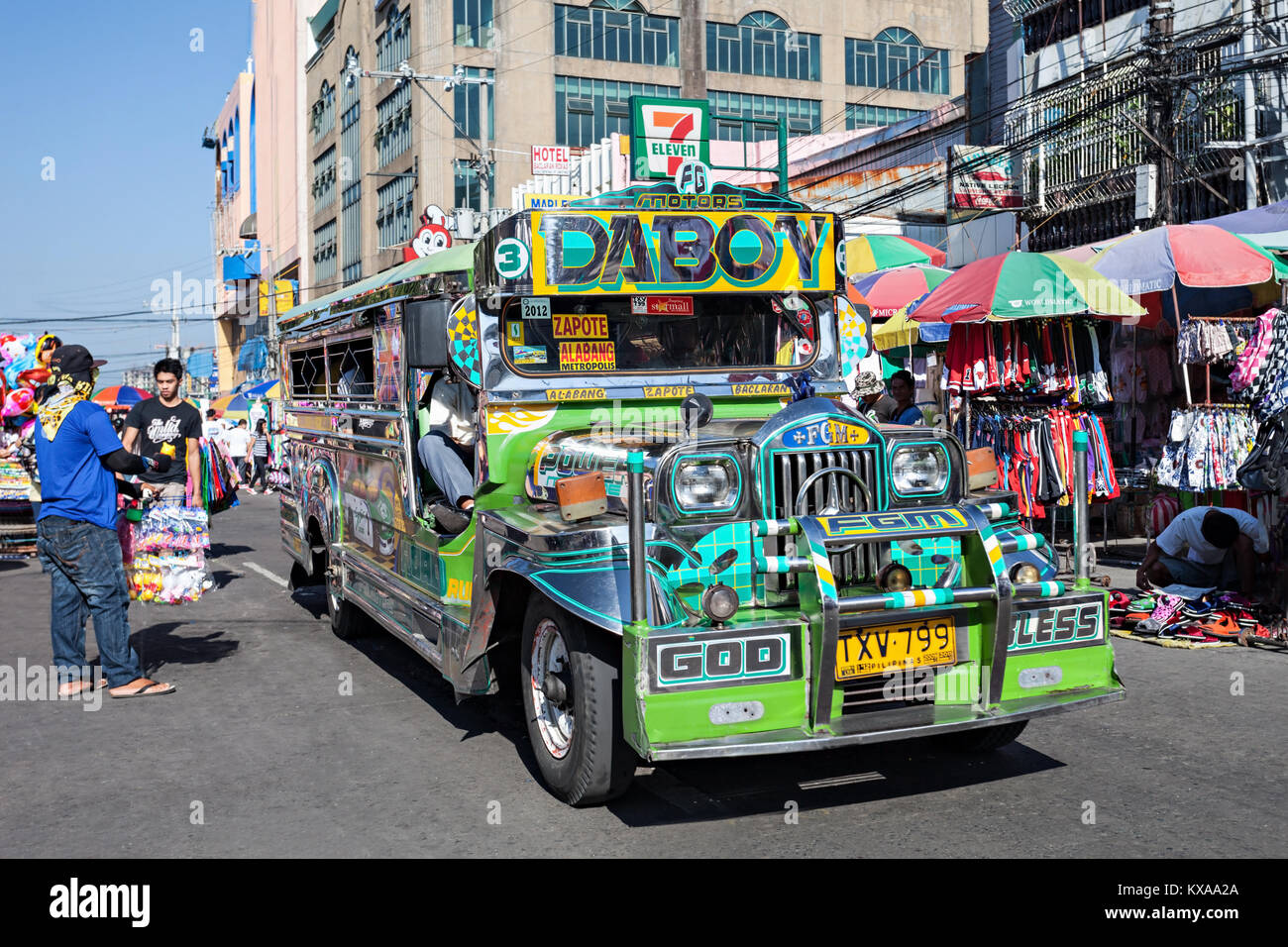 Manille, Philippines - Le 17 Mars : sur rue à Manille Jeepney, Mars 17, 2013, Manille, Philippines. Jeepney est un transport public plus populaires sur Philip Banque D'Images