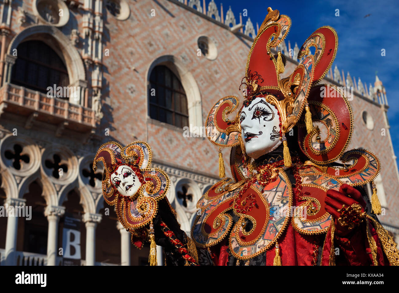 Carnaval de Venise Masque de bouffon avec Doge Palace dans l'arrière-plan Banque D'Images