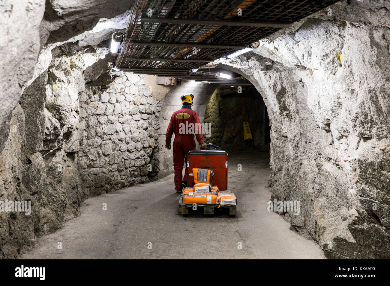 Ouvrier transportant du ciment sur transpalette électrique dans les tunnels de l'aiguille du midi, Chamonix Mont-Blanc, haute Savoie, France Banque D'Images