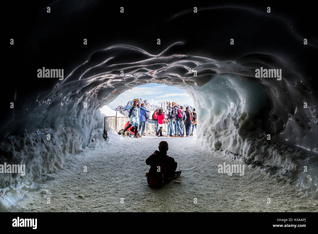 Les touristes qui pose pour photo en face de l'entrée de style grotte de glace, Chamonix Mont Blanc, Haute Savoie, France Banque D'Images