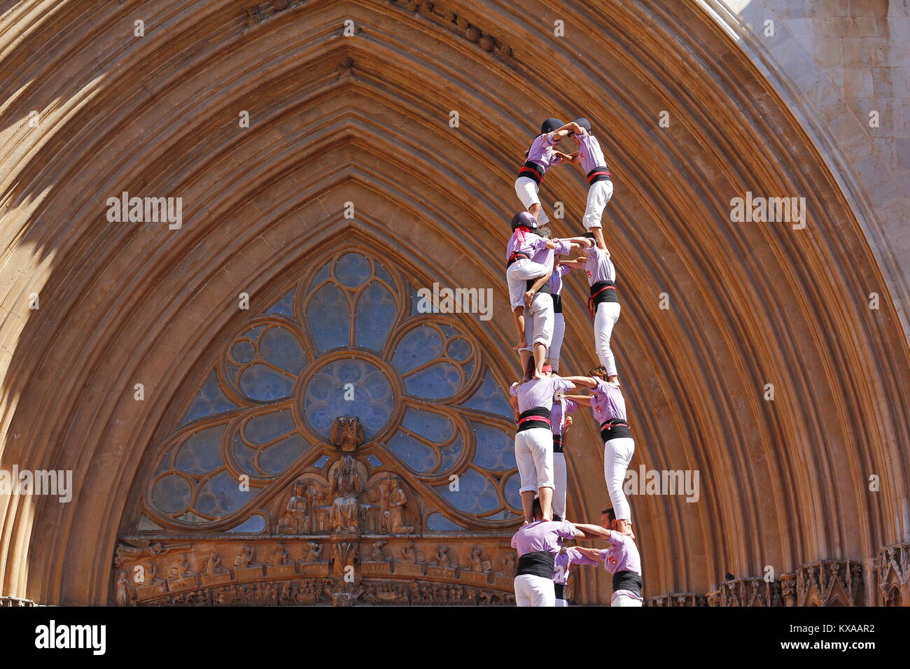 Les gens faire des droits de l'homme des tours en face de la cathédrale, un spectacle traditionnel en Catalogne appelé "castellers" Banque D'Images