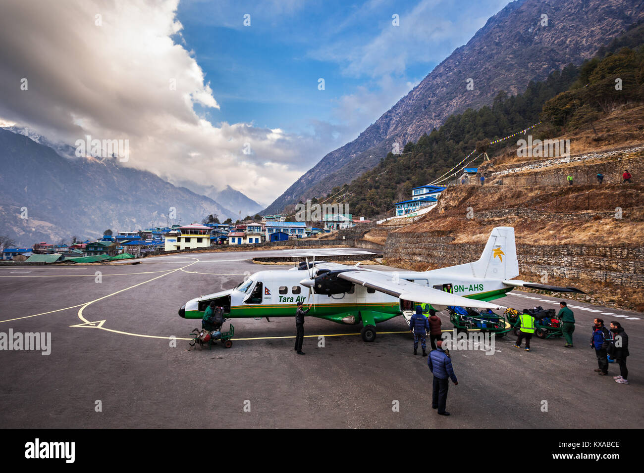 LUKLA, NÉPAL - 13 mars : l'aéroport de Lukla est un point de départ de l'Everest trek le 13 mars 2014, Lukla, Népal Banque D'Images LUKLA, NÉPAL - 13 mars : l'aéroport de Lukla est un point de départ de l'Everest trek le 13 mars 2014, Lukla, Népal Banque D'Images