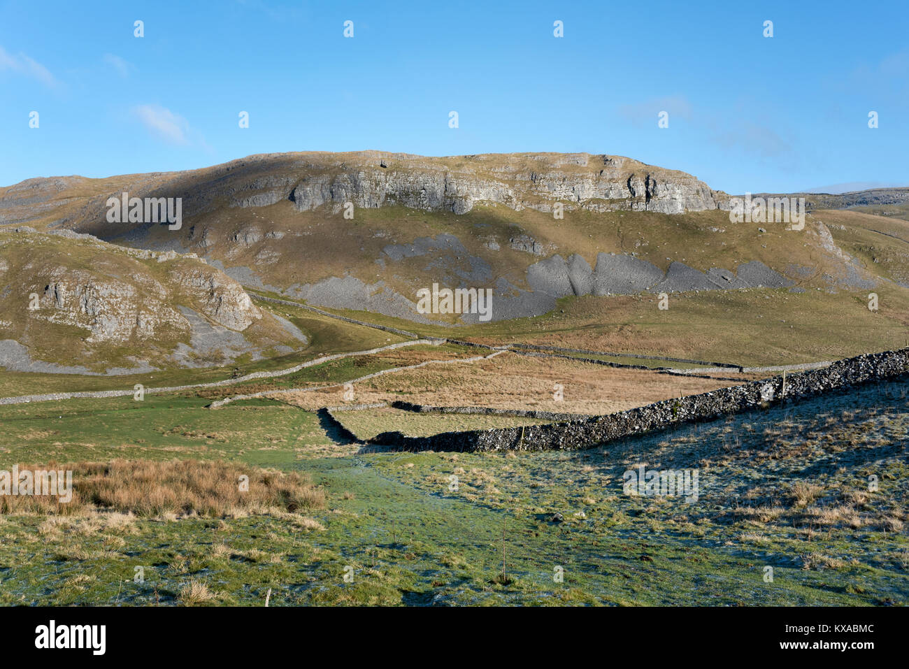 Les falaises de calcaire de Attermire cicatrice près de régler, dans le Yorkshire Dales National Park, Royaume-Uni. Une région exceptionnelle de Dales paysage. Banque D'Images