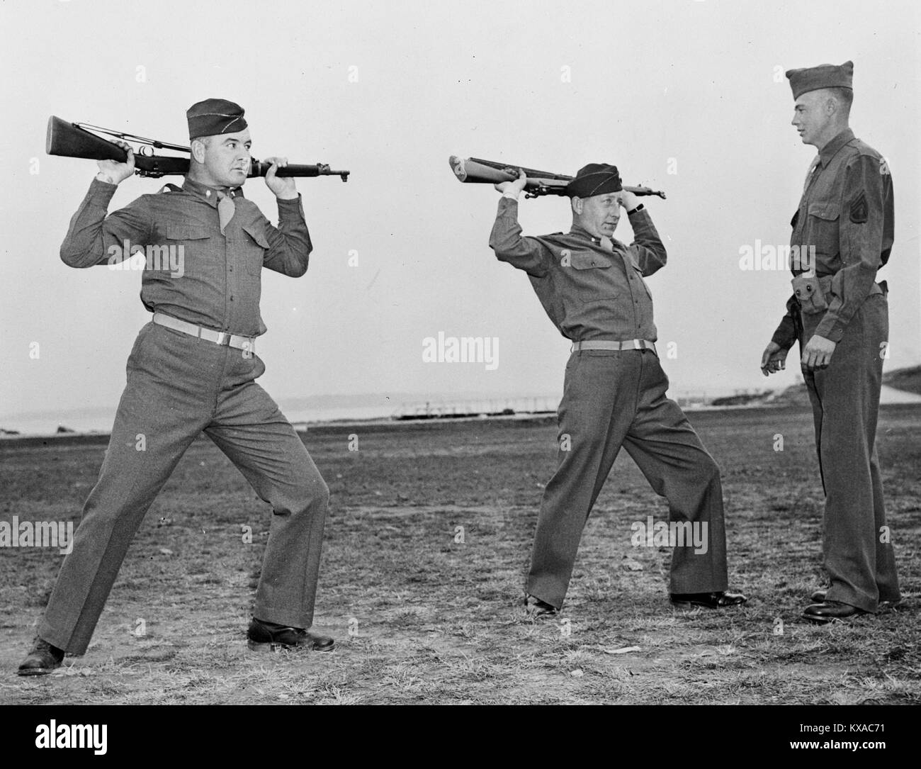 Fort Slocum, New York. James J. Braddock, ancien champion poids lourd du monde, et son manager, Joseph Gould, ont rejoint la côte atlantique l'École de formation des officiers du Corps de transport, qui a ouvert ses portes récemment. Ils ont reçu des commandes du premier lieutenants. Le Lieutenant Braddock et le Lieutenant Gould carabine font de la gymnastique sous instruction du sergent John A. Bender Banque D'Images