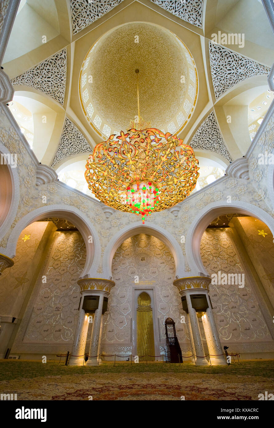 Intérieur de la mosquée Sheikh Zayed à Abu Dhabi. C'est la plus grande mosquée du pays. Banque D'Images