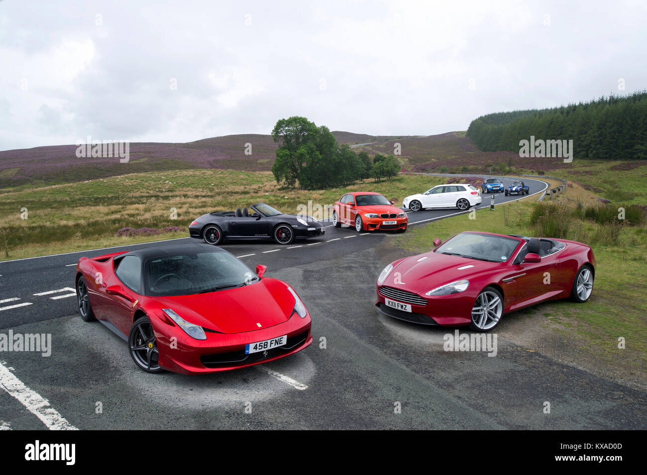 Groupe des voitures de sport exotiques et passionnantes-Ferrari 458, Aston Martin DB9, Porsche 911 GTS, BMW 1M, Audi RS3, Mini Cooper, Caterham 7 Banque D'Images