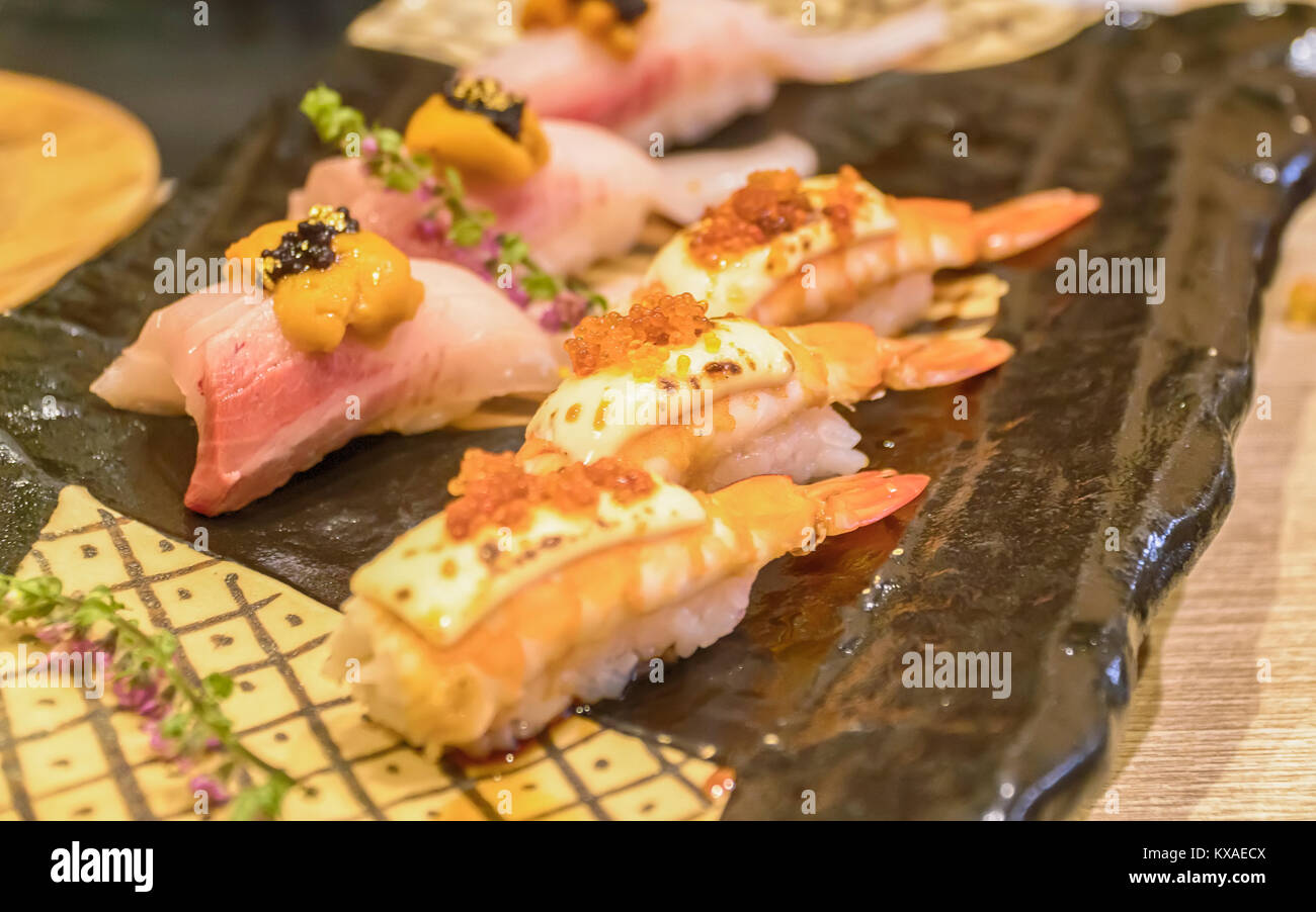 Sushi roll avec le saumon et les crevettes tempura. Banque D'Images