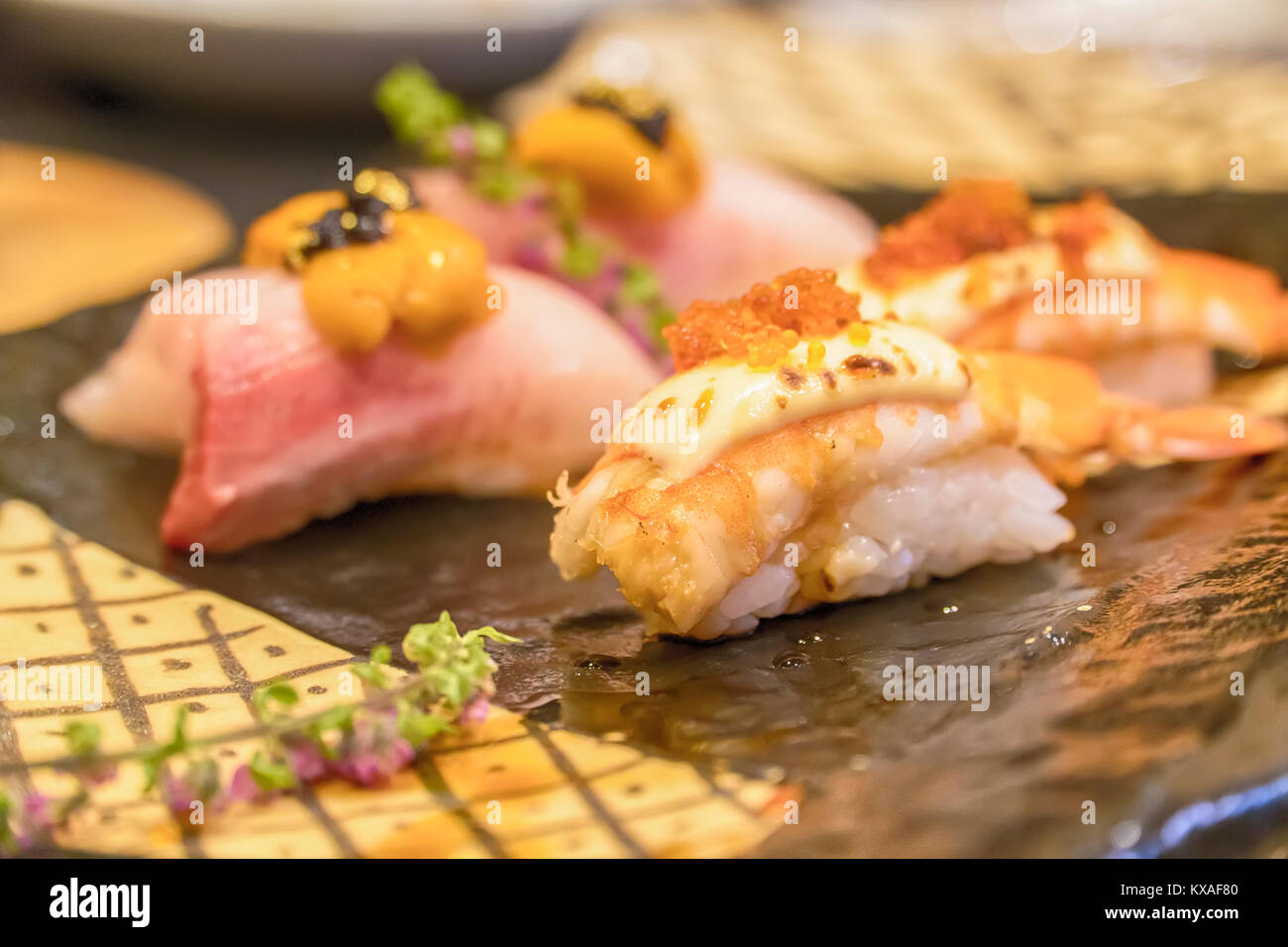 Sushi roll avec le saumon et les crevettes tempura. Banque D'Images