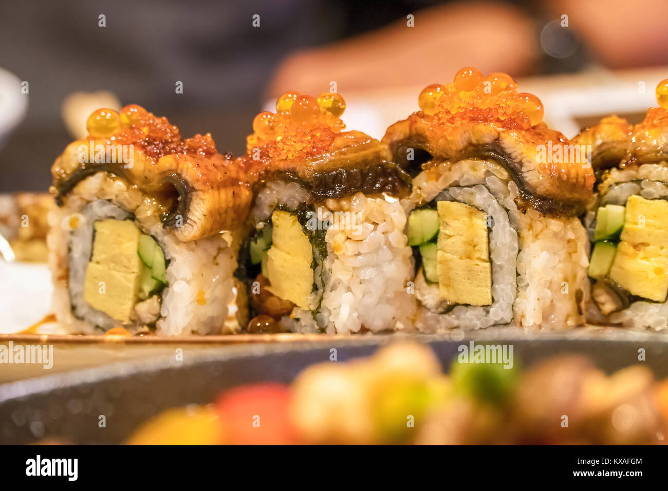 Sushi roll avec le saumon et les crevettes tempura. Banque D'Images