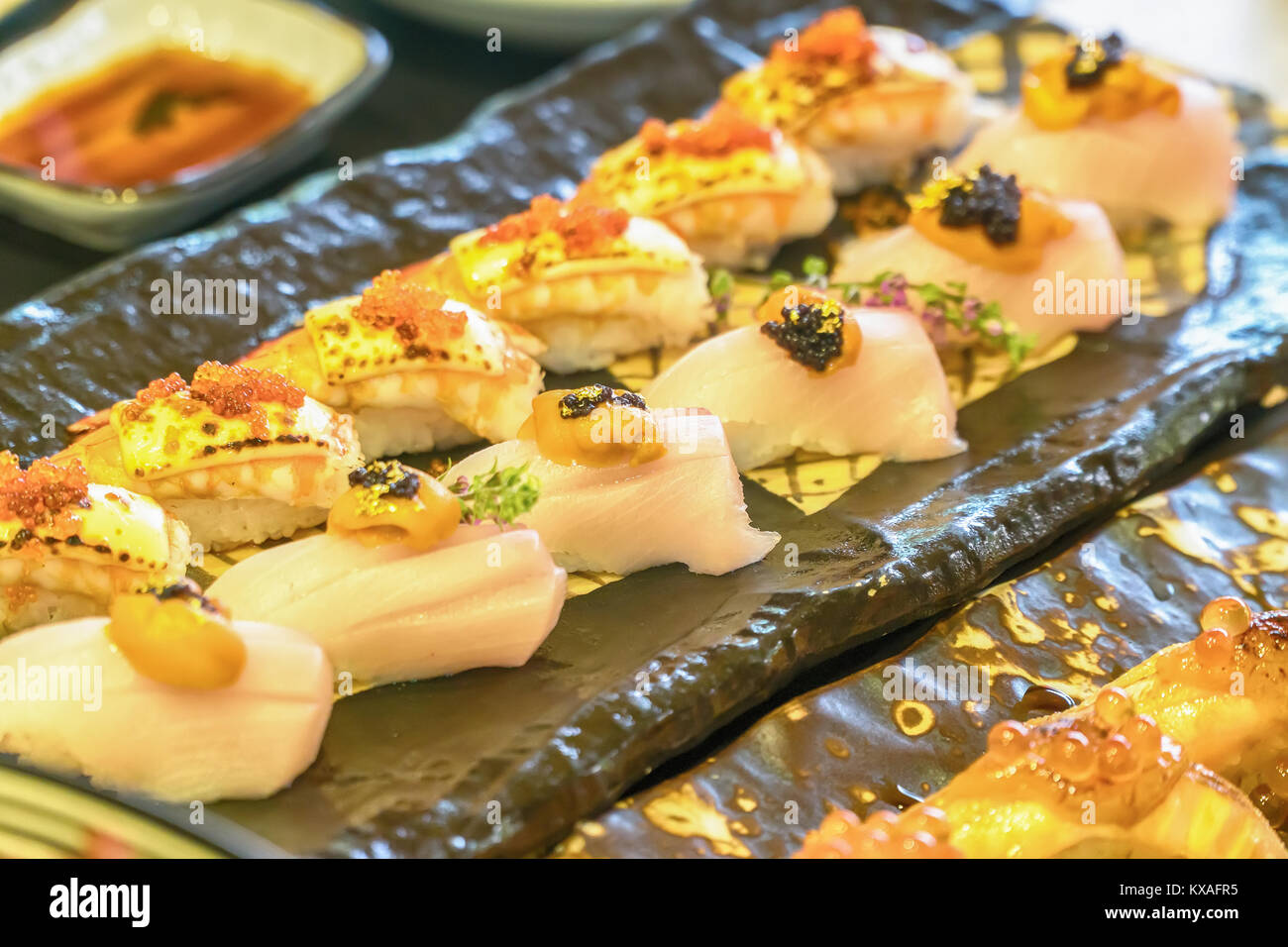 Sushi roll avec le saumon et les crevettes tempura. Banque D'Images