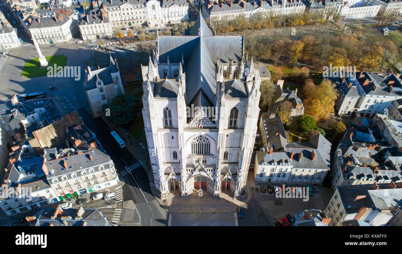Photo aérienne de Saint Pierre et Saint Paul cathedral dans le centre-ville de Nantes, France Banque D'Images