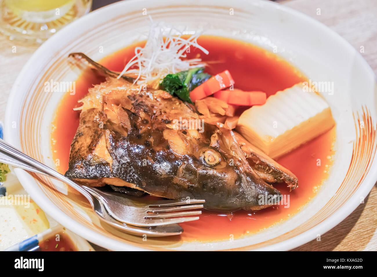 La Cuisine japonaise / tête de poisson Saba à vapeur avec de la sauce de soja. Banque D'Images