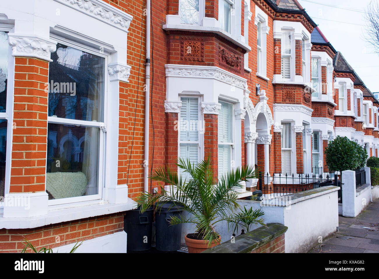 Rangée de maison victorienne restaurée en briques rouges et blanc finition sur une rue locale à Clapham, Londres du sud, UK Banque D'Images