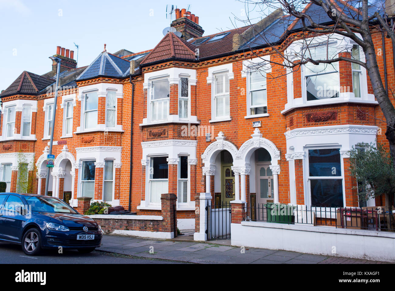 Clapham Londres, UK - Janvier 2018 : Rangée de maison victorienne restaurée en briques rouges et blanc avec finition voiture garée en face sur la rue locale en C Banque D'Images