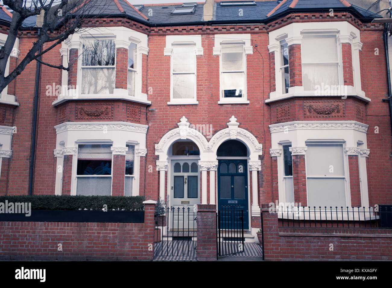 Façade d'une élégante maison victorienne restaurée en briques rouges et de finition blanc à Clapham, Londres du sud, Royaume-Uni. Effet mat Vintage Banque D'Images