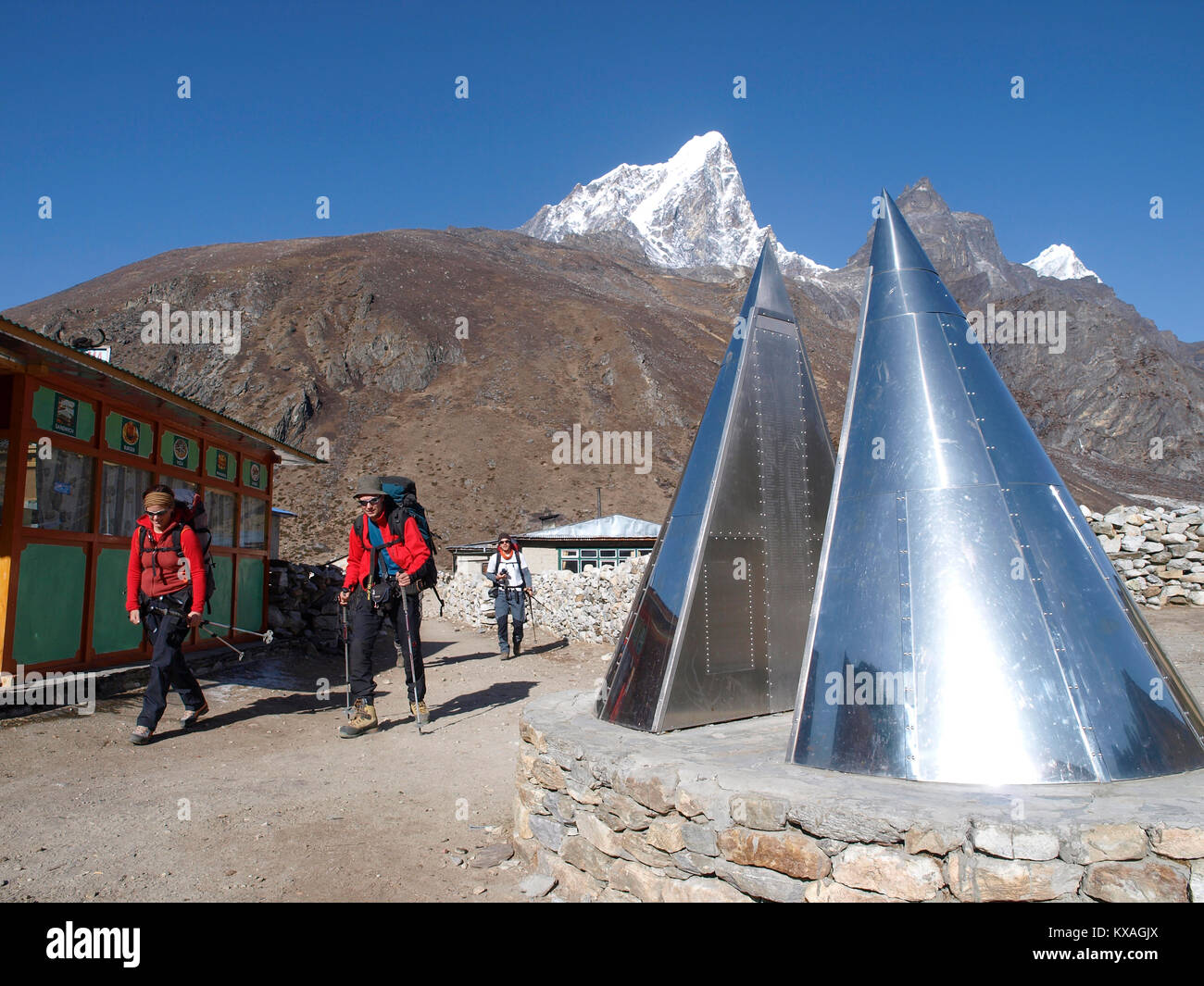 Les randonneurs près de Everest memorial à Pheriche, parc national de Sagarmatha (Népal) Banque D'Images