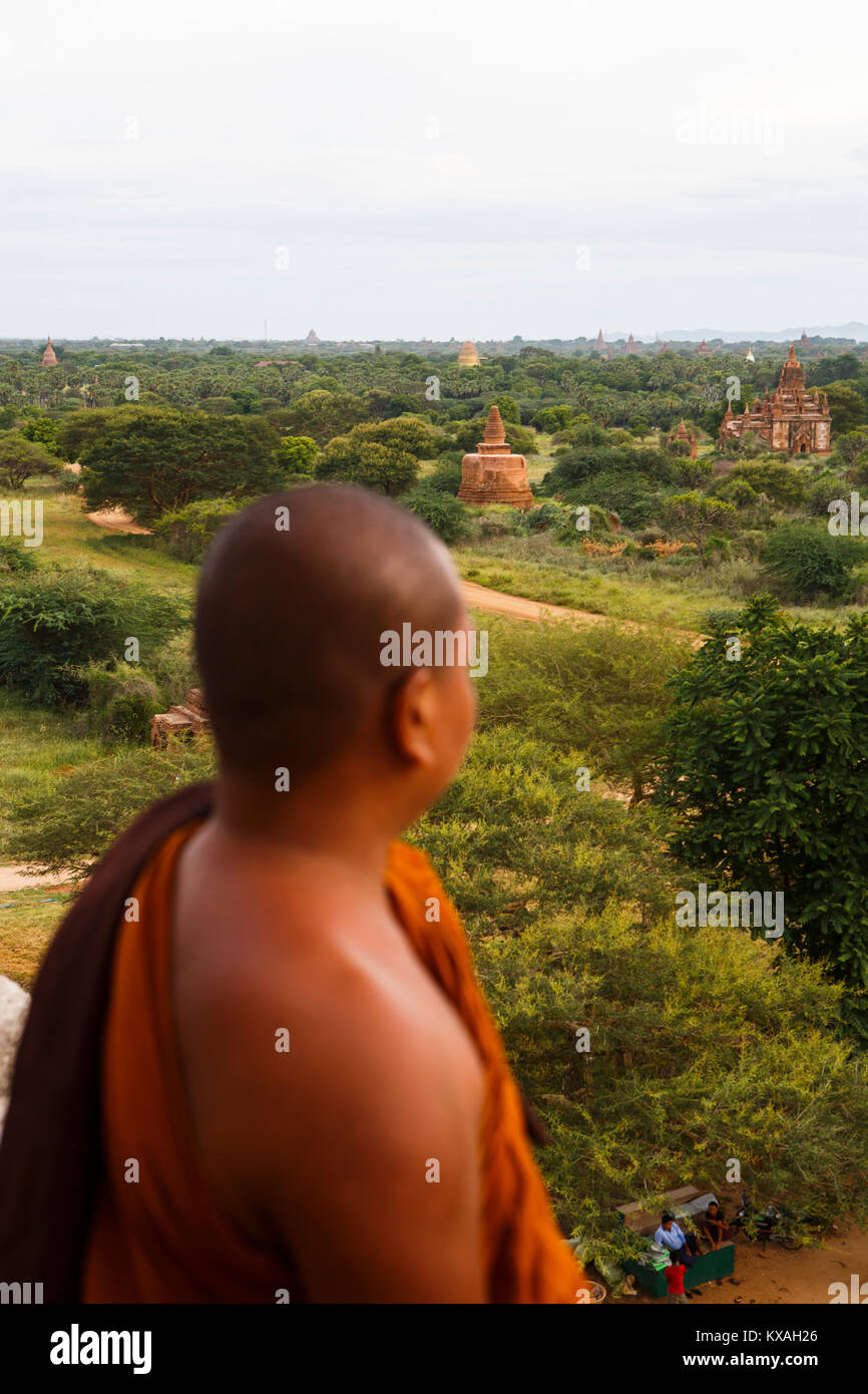 Le moine bouddhiste à la recherche dans les temples de Bagan, Mandalay, Myanmar Région. La région compte plus de 2 000 temples antiques et est une des destinations touristiques les plus populaires au Myanmar. Banque D'Images