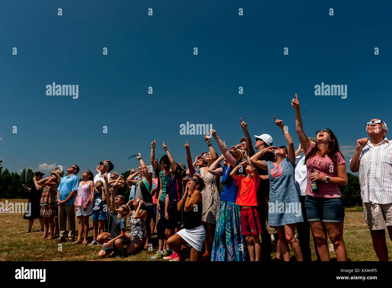 Grand groupe de personnes portant des lunettes noires, se tenant ensemble et regarder éclipse de Soleil, Woodruff, Caroline du Sud, USA Banque D'Images