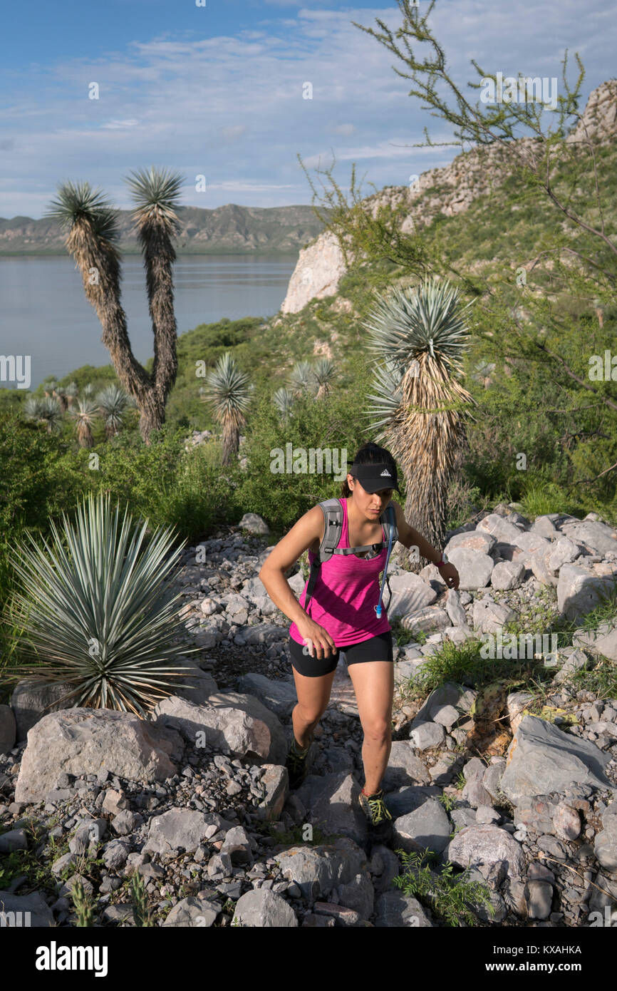 Jeune femme en randonnée sur sentier rocheux dans la zone de la Presa Zarco à Durango, Mexique Banque D'Images