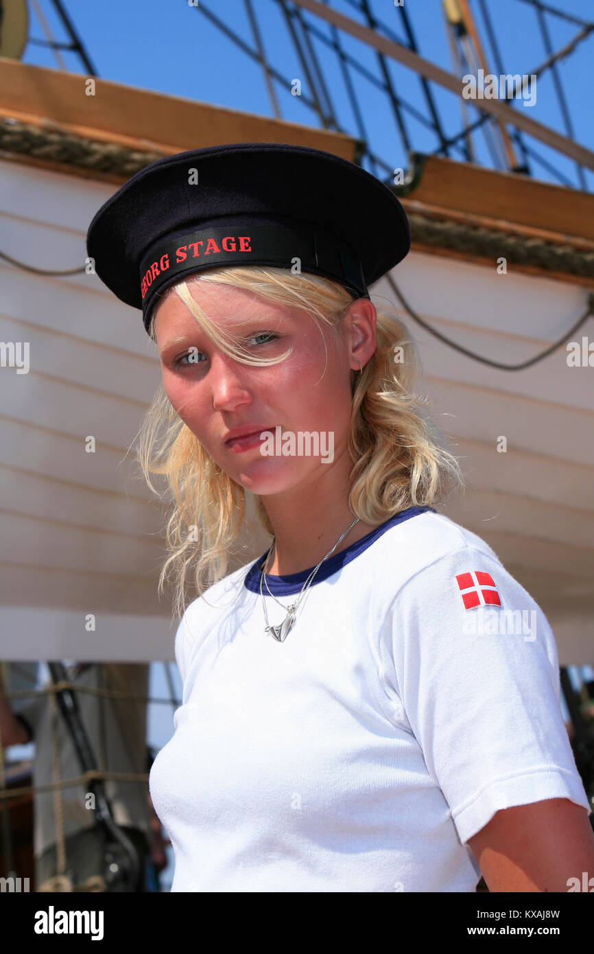 Une belle femme blonde de cadets le trois-mâts danois tall ship nommé George Stage pendant la Tall Ships' Races à Tallinn, Estonie Banque D'Images