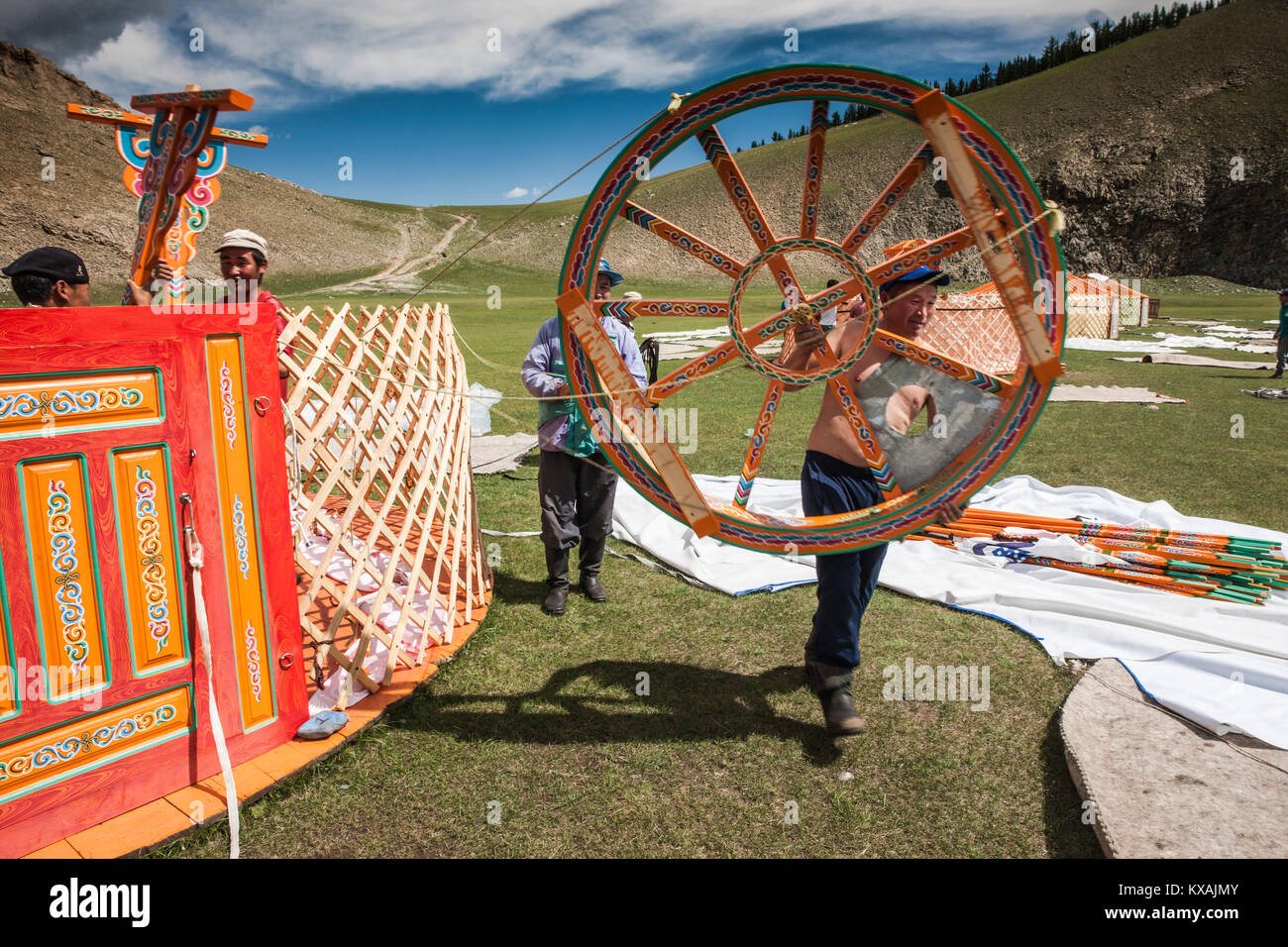 Les Mongols au démantèlement du Camp Ciel Lapis ger (yourte) camp de fin de voyage d'été de 2017, le Bunkhan, Bulgan, Mongolie Banque D'Images