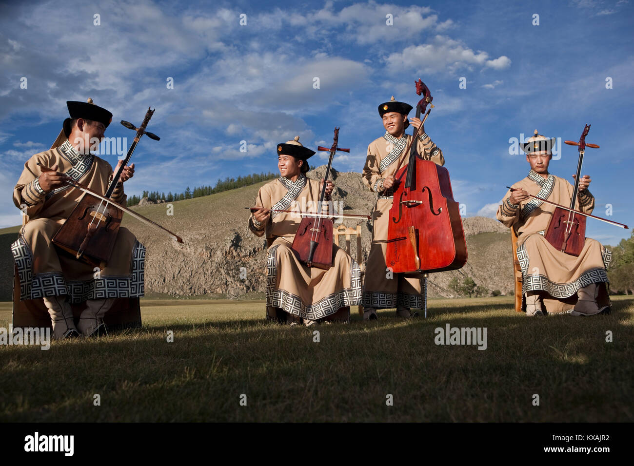 Mongol Local Band joue l'instrument national de la Mongolie, le morin khuur (violon à tête de cheval) au camp dans Bunkhan Lapis vallée, la province Arkhangai, Mongo Banque D'Images