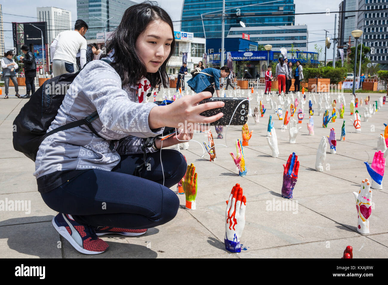 Fille mongole en tenant avec selfies art de l'installation à Oulan-Bator, Mongolie Banque D'Images