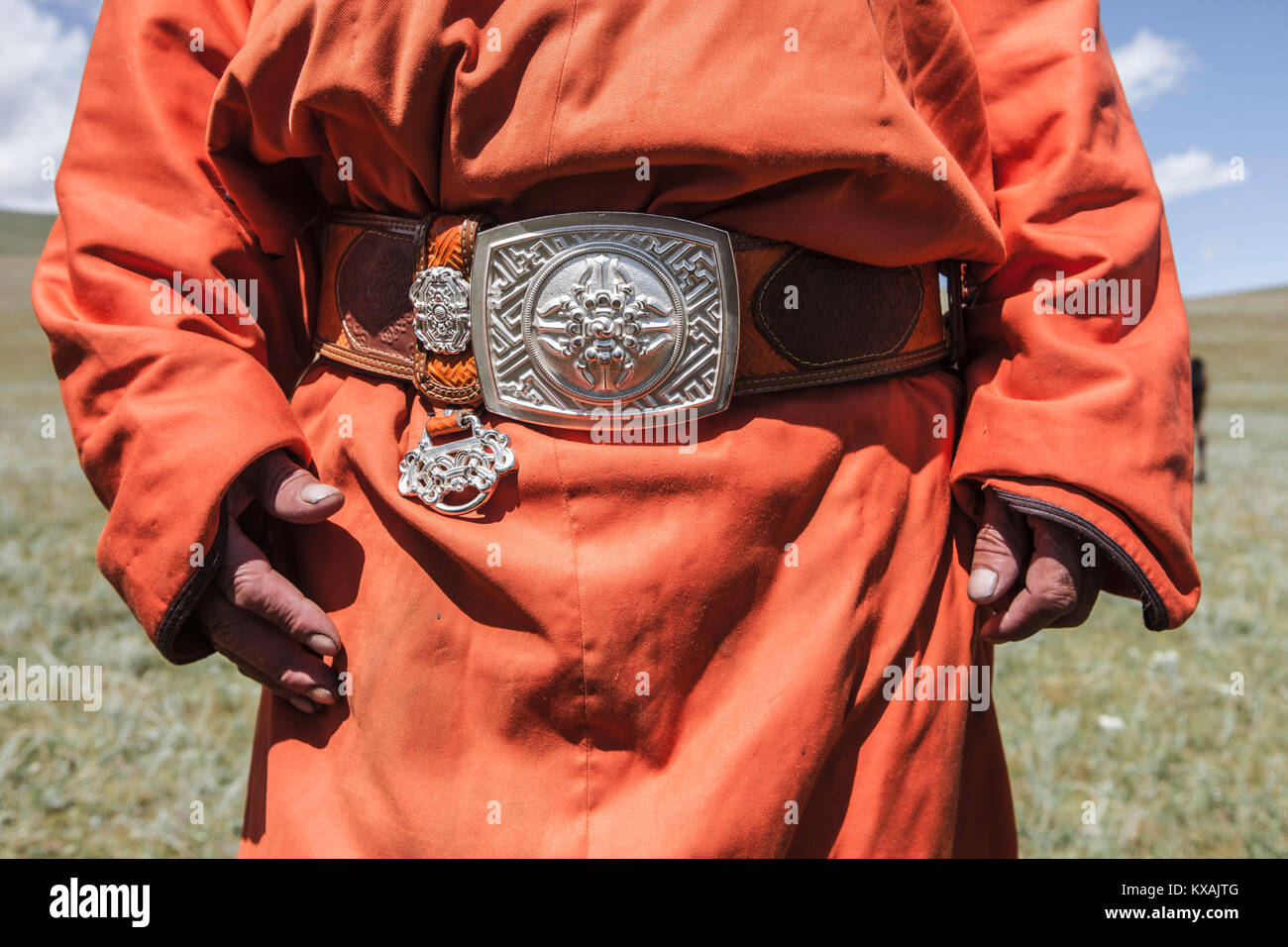 Mid section of mongolian homme portant deel, le costume national de la Mongolie, à égalité avec cuir ceinture avec argent boucle, grand Festival Naadam, Bunkhan Bulgam, vallée, Mongolie Banque D'Images