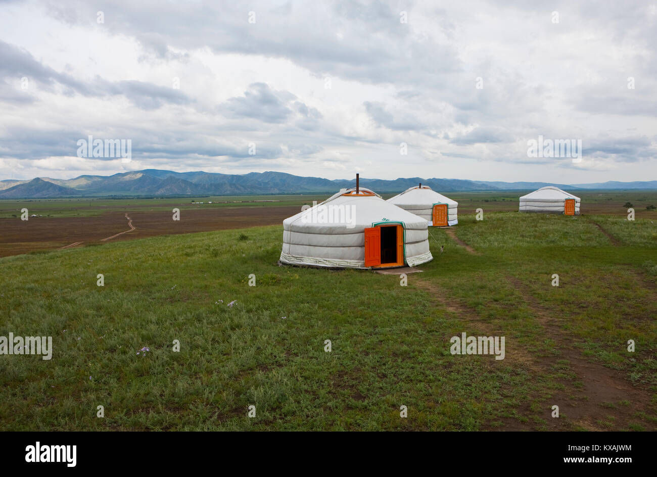 Yourte Mongole (ger) et de couchage tentes loisirs sur la steppe, Selenge Province, Mongolie Banque D'Images