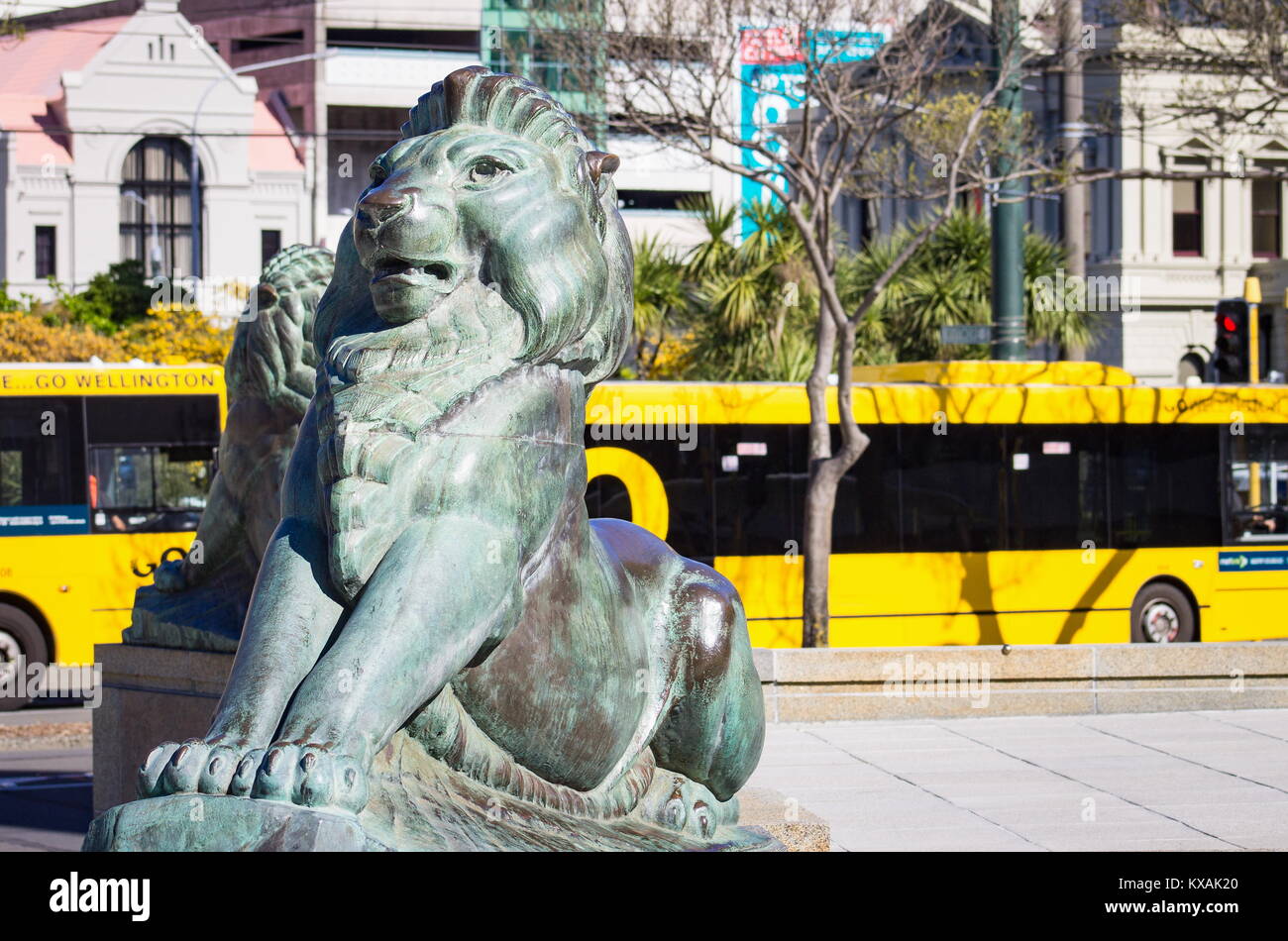 Wellington, Nouvelle-Zélande - 28 septembre, 2015 : Les Lions de Bronze à la base de l'Édifice Wellington cénotaphe avec les bus de la ville en arrière-plan, situé sur l'i Banque D'Images