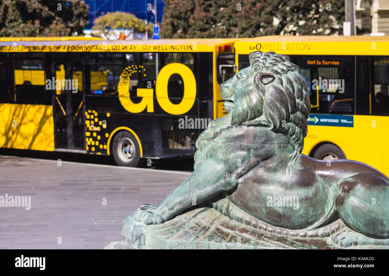 Wellington, Nouvelle-Zélande - 28 septembre, 2015 : Lion de Bronze à la base de l'Édifice Wellington cénotaphe avec les bus de la ville en arrière-plan, situé sur l'en Banque D'Images