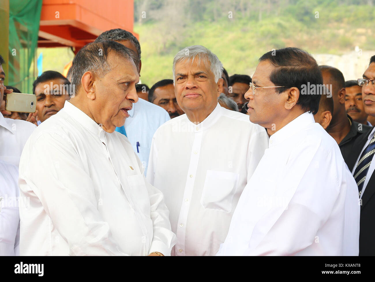Le Sri Lanka. 05Th Jan, 2018. Le Sri Lanka. 05Th Jan, 2018. Sri Lanka président Maithripala Sirisena (R) Premier Ministre Ranil Wickremesinghe (M) et le président du Parlement sri-lankais Karu Jayasuriya(L)arrivent pour la cérémonie d'ouverture de l'Moragahakanda Kalu Ganga Projet de développement multi-usage. Credit : Vimukthi Embuldeniya/Alamy Live News Crédit : Vimukthi Embuldeniya/Alamy Live News Banque D'Images