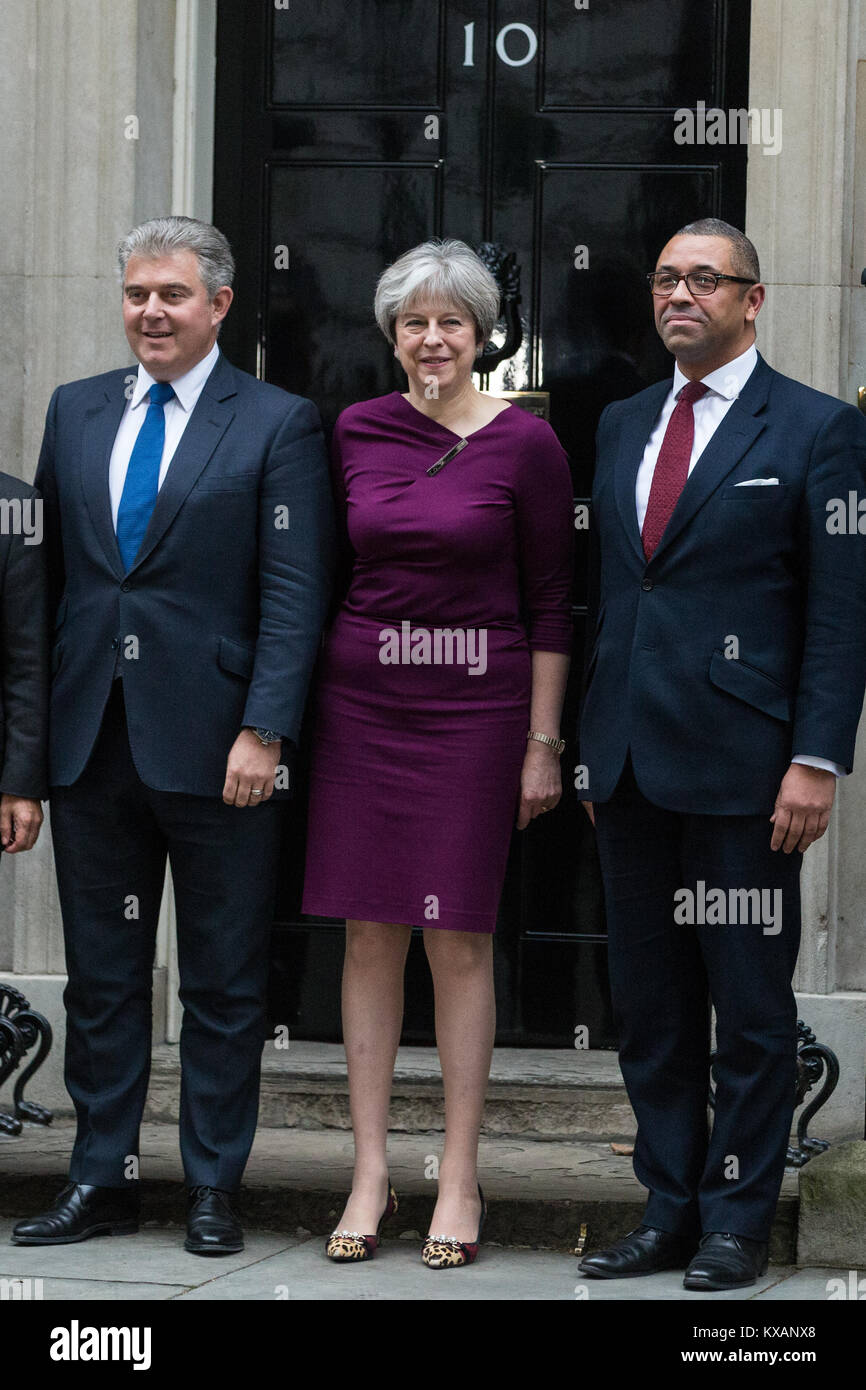 Londres, Royaume-Uni. 8 janvier, 2018. Premier ministre Theresa peut se tient à l'extérieur au 10 Downing Street avec le nouveau Parti conservateur Président Brandon Lewis (à gauche) et le nouveau vice-président de partie James (habilement à sa droite) à la suite d'un remaniement ministériel. Credit : Mark Kerrison/Alamy Live News Banque D'Images