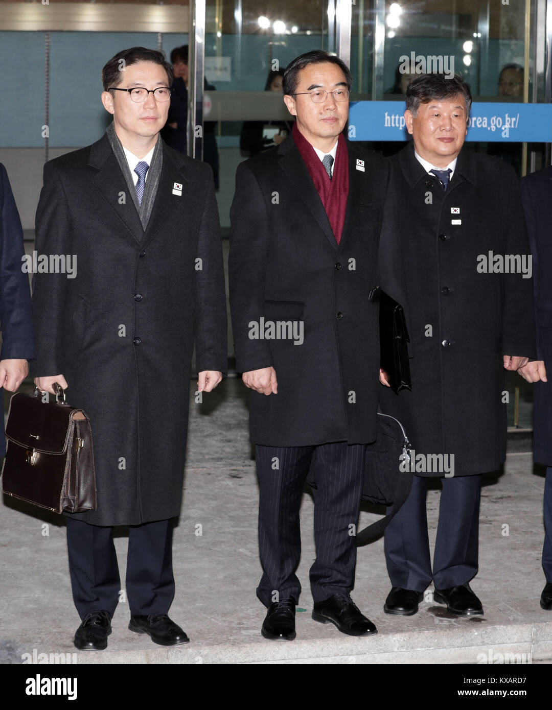 Séoul, Corée du Sud. Jan 9, 2018. Le ministre de l'Unification sud-coréen Cho Myoung-gyon (C), Vice-Ministre de l'Unification Chung Haesung (L) et Second Vice-Ministre de la Culture, des Sports et du tourisme Roh Tae-kang posent pour des photos avant le départ pour la réunion de haut niveau des pourparlers inter-coréen à Séoul, Corée du Sud, le 9 janvier 2018. La République populaire démocratique de Corée (RPDC) et de la Corée du Sud a lancé des négociations au niveau ministériel, leur première en deux ans, au village de la trêve Panmunjom le mardi, l'envoi d'un signal encourageant de la détente des relations inter-coréennes. Credit : Lee Sang-ho/Xinhua/Alamy Live News Banque D'Images